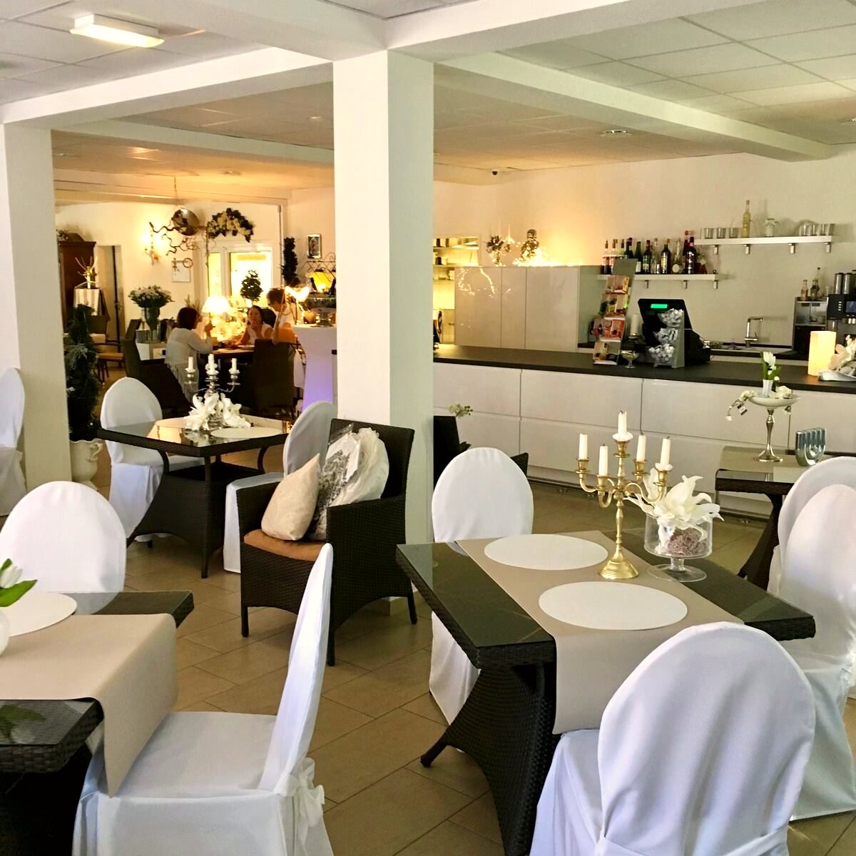 Gemütlicher Sitzbereich im hauseigenen Café des Seniorenzentrums Wehebachtal